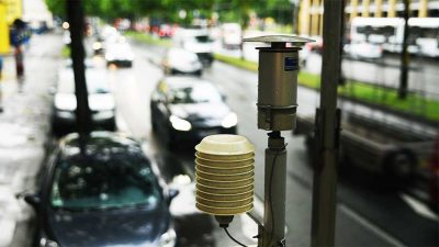 Messstationen erfassen die Stickoxid-Belastungen in den Städten. Foto: "obs/ZDF/Dennis Mätzig"