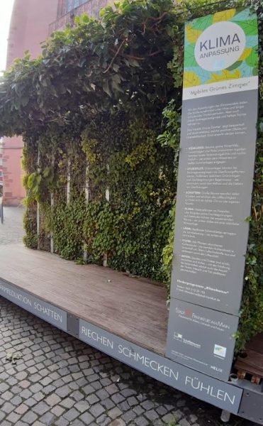 Fotounterschrift: begrünte Klimatheke, gesehen in Frankfurt.