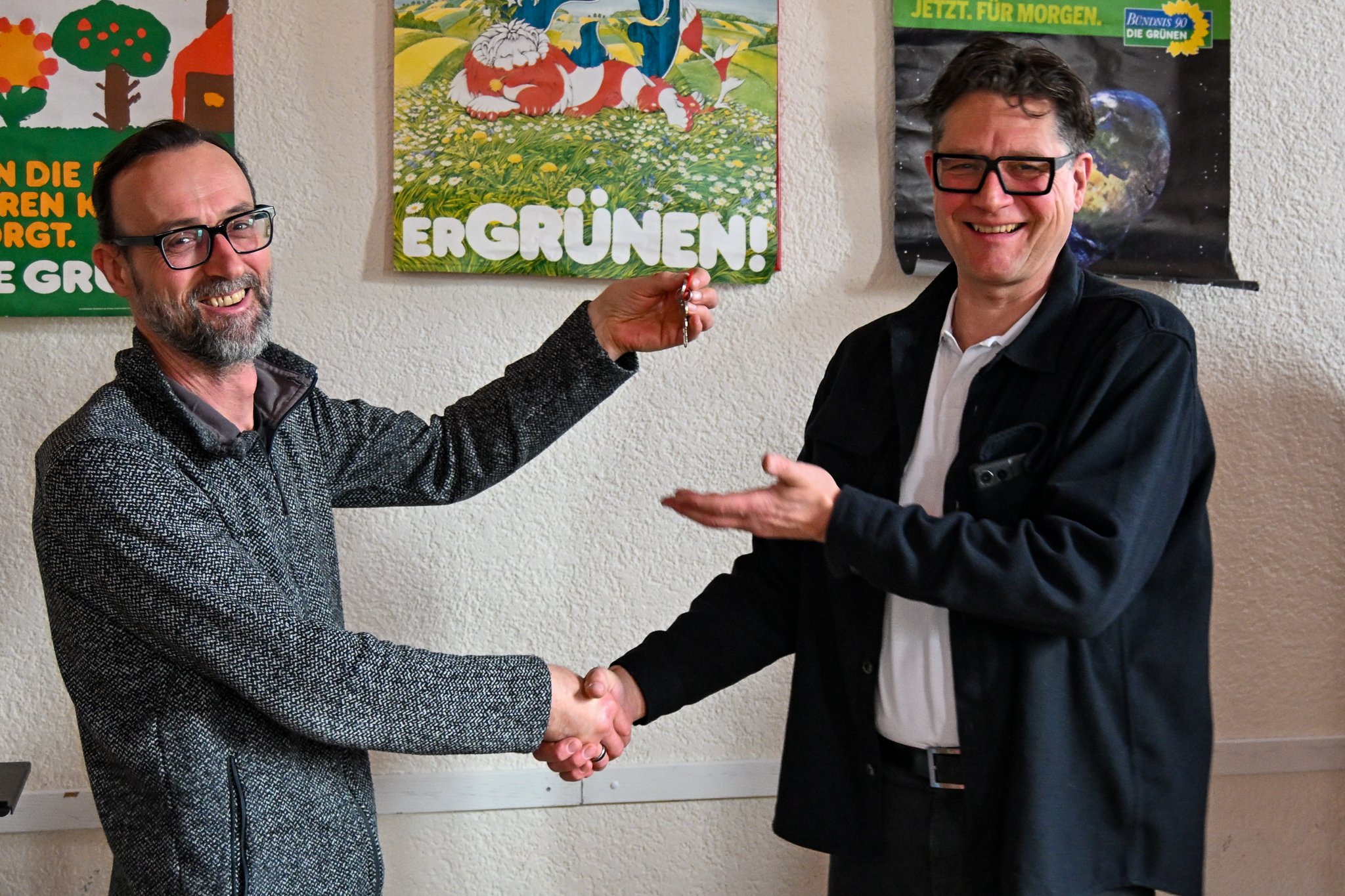 Schlüsselübergabe. Der bisherige Fraktionsvorsitzende Peter Lohmar und an den ersten Sprecher Raimund Schreckenberger