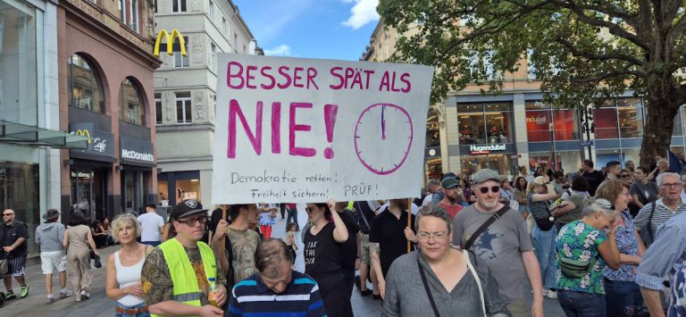 Prüf-Demo in Wiesbaden: Zehnmal mehr Menschen als erwartet