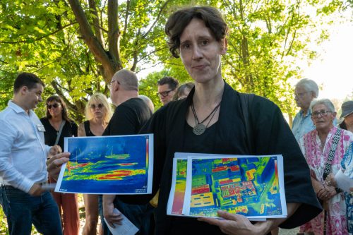 Die Mitarbeiterin des Hessischen Landesamt für Naturschutz, Umwelt und Geologie (HLNUG) zeigt Karten zur Klimaveränderung