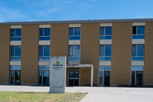 Alnatura Darmstadt: Ansicht des Verwaltungsgebäudes  von der Mahatma-Gandhi-Straße aus.